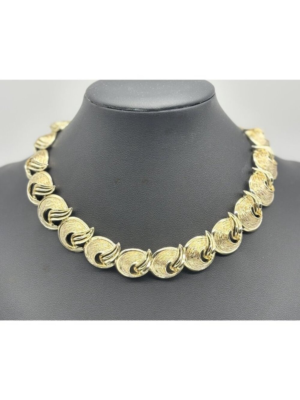 Vintage Unsigned Gold Tone Mid Century Choker Necklace Textured Open Round Links